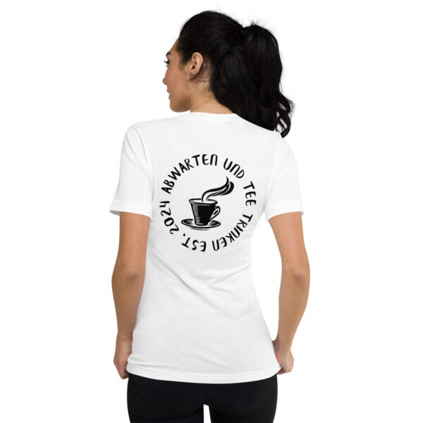 Abwarten und Tee Trinken Unisex-T-Shirt mit V-Ausschnitt – Bild 6